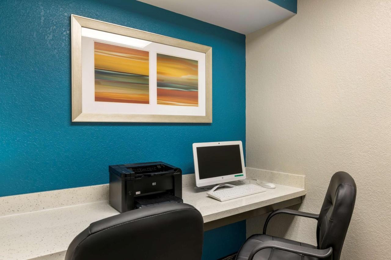 Best Western Watertown Inn & Suites Bagian luar foto