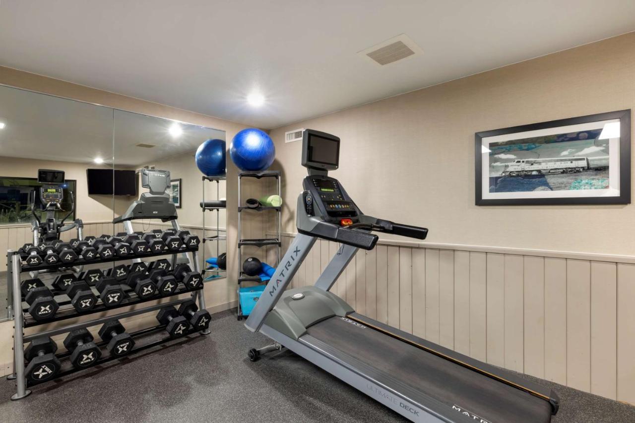 Best Western Watertown Inn & Suites Bagian luar foto