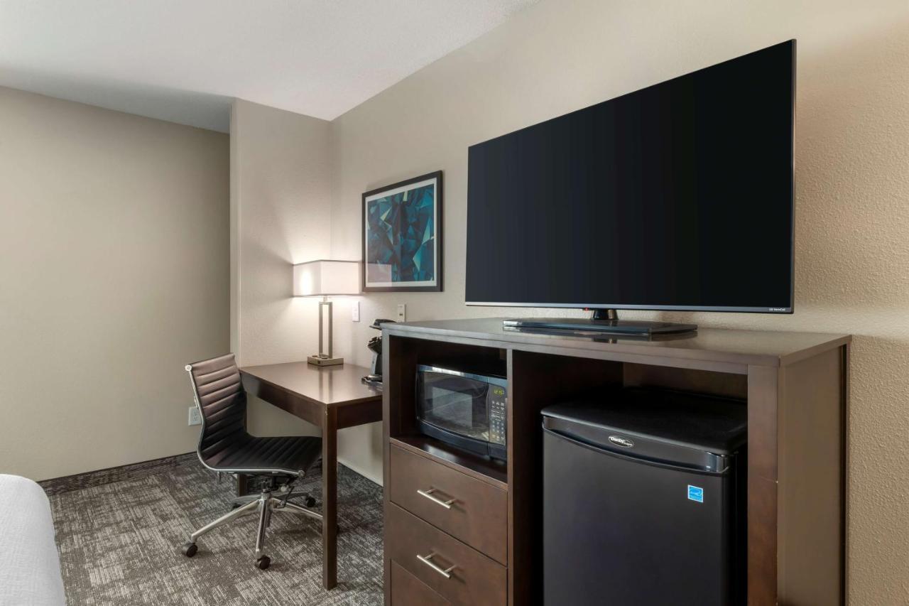 Best Western Watertown Inn & Suites Bagian luar foto