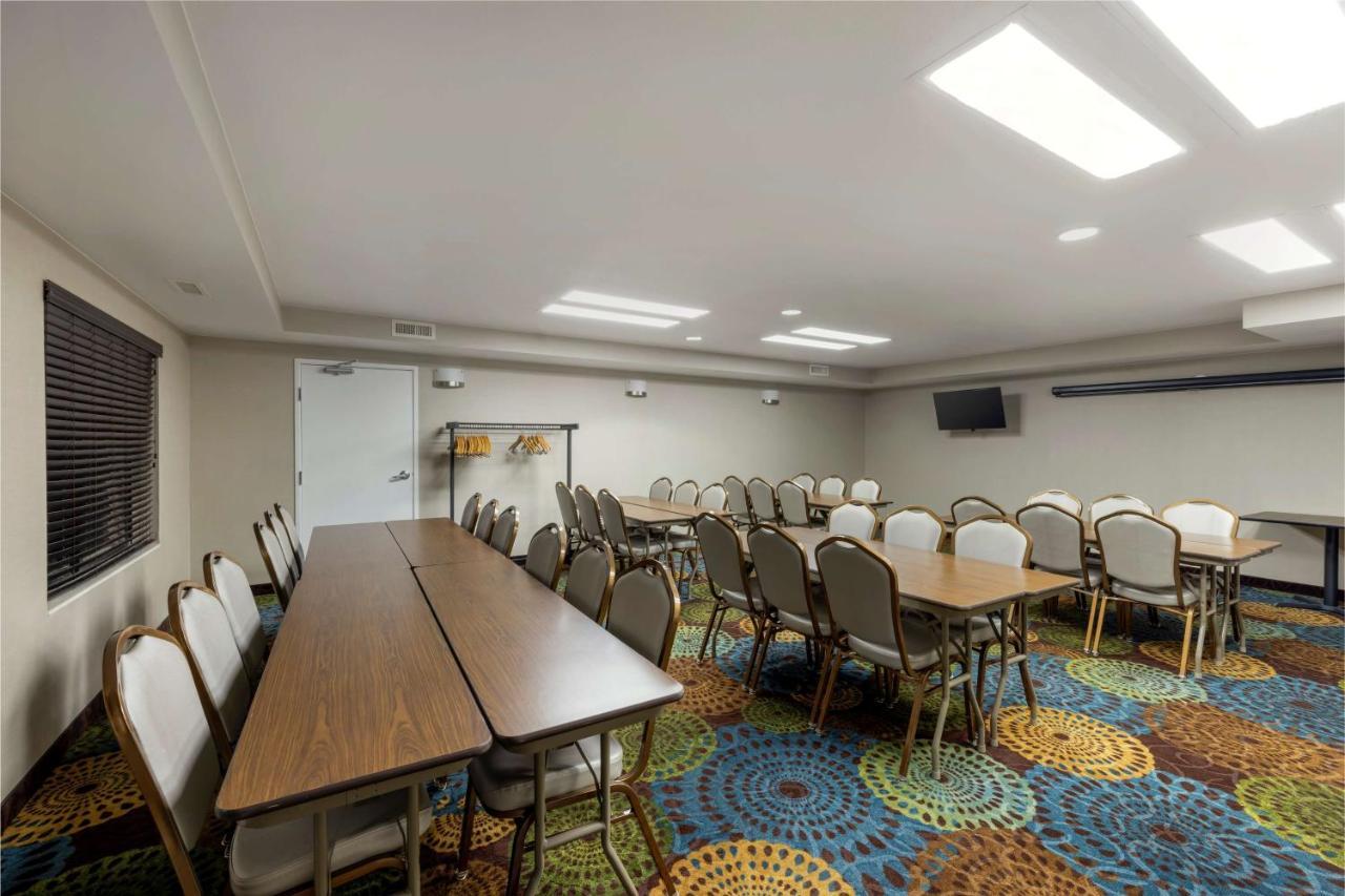Best Western Watertown Inn & Suites Bagian luar foto