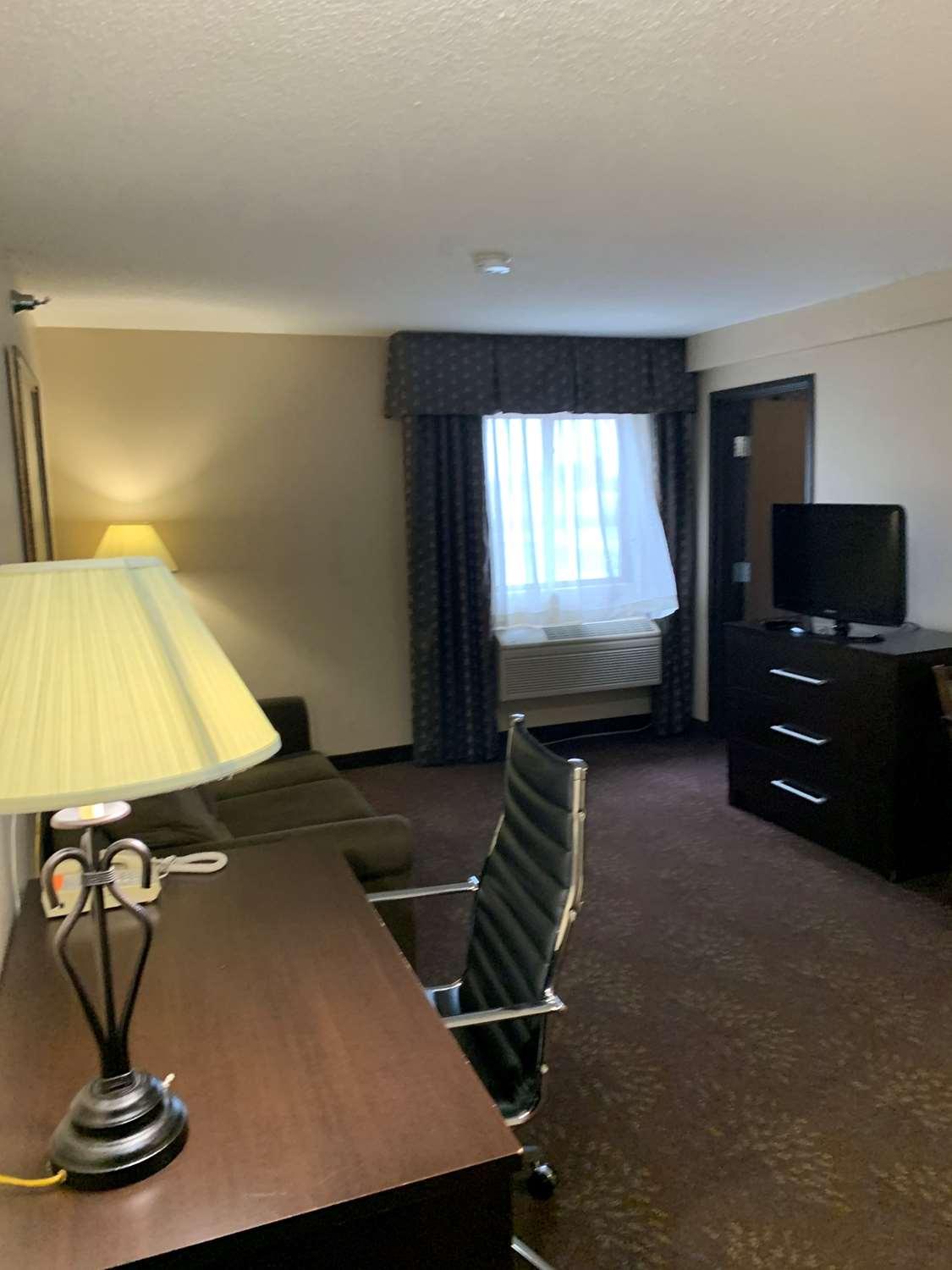 Best Western Watertown Inn & Suites Bagian luar foto